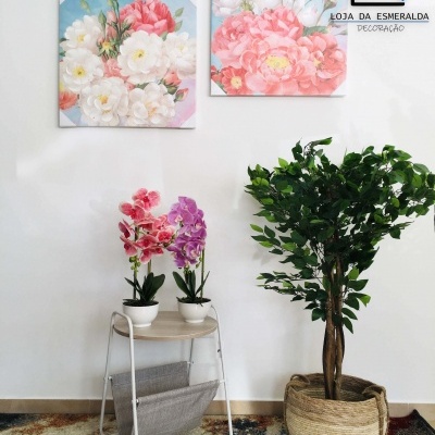 Quadros florais com plantas artificiais em suporte e cesta decorativa