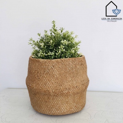 Vaso trançado bege com planta artificial verde e flores brancas