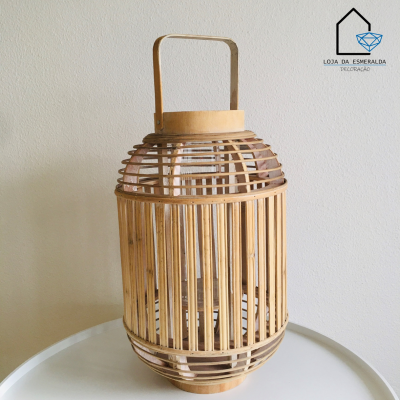 Lanterna de vime natural com alça de madeira em superfície branca