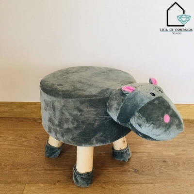 Banco infantil cinzento com forma de hipopótamo e pés de madeira