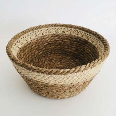 Cesto de vime trançado castanho e bege claro