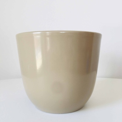 Vaso de cerâmica bege cilíndrico arredondado