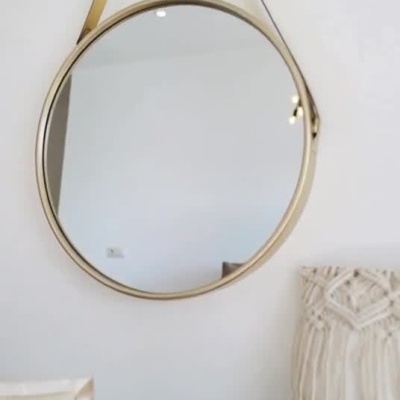 Espelho Redondo com Moldura Dourada e Fita de Suspensão – Design Elegante