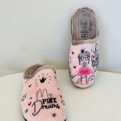 Chinelos rosa felpudos com desenhos de menina, estrelas e texto PINK Dreams