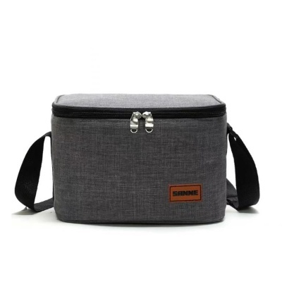 Bolsa térmica cinza com zíper preto e alça preta