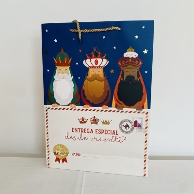 Saco de presente azul com três reis magos e texto Especial desde Oriente