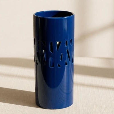 Vaso azul cilíndrico em cerâmica com recortes geométricos