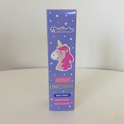 Embalagem lilás de body spray com unicórnio rosa e textos Martinelia Little Unicorn