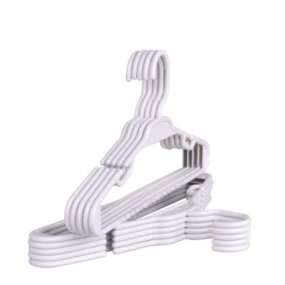 Conjunto de cabides de plástico branco empilhados