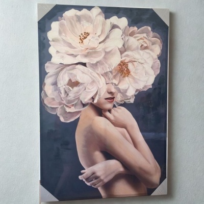 Quadro decorativo de mulher com flores grandes a cobrir o rosto
