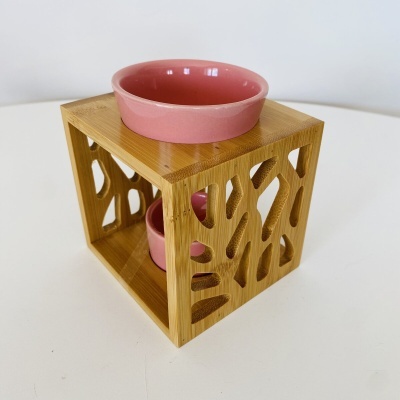 Suporte de madeira com padrão recortado e recipientes cerâmicos cor-de-rosa