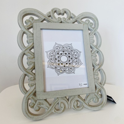 Moldura decorativa cinzenta com fotografia de padrão mandala preto e branco