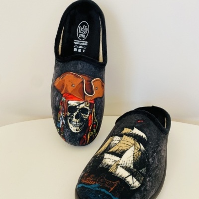 Par de chinelos pretos com desenhos de crânio pirata e navio pirata
