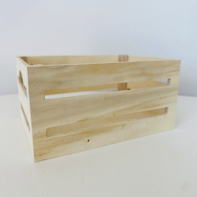 Caixote de madeira claro com ripas e fundo branco