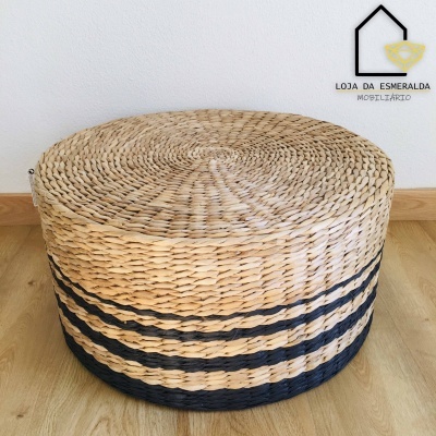 Pufe redondo em ráfia natural e preta com riscas horizontais
