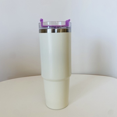 Copo térmico branco com tampa transparente e fecho roxo