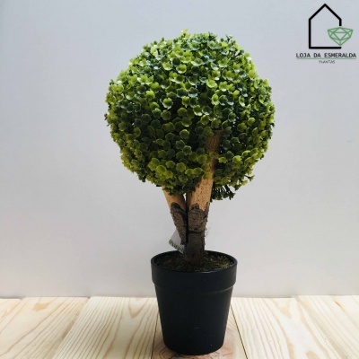 Planta artificial em vaso preto com folhas verdes redondas