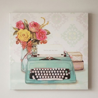 Quadro decorativo com máquina de escrever azul vintage e flores coloridas