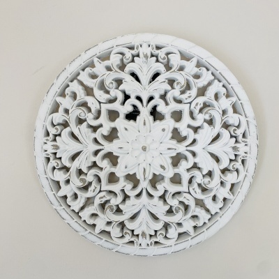 Mandala decorativa redonda em madeira esculpida branca