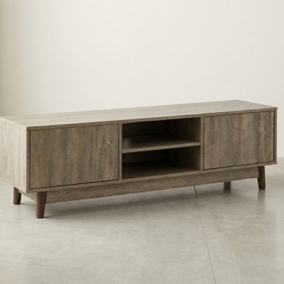 Suporte de madeira castanho com portas e prateleiras para TV