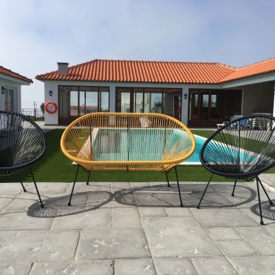 Conjunto de cadeiras e banco metálico com assento em corda trançada no exterior