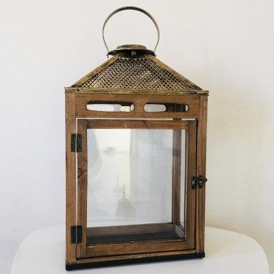 Lanterna retangular de madeira com topo de metal oxidado e vidro transparente