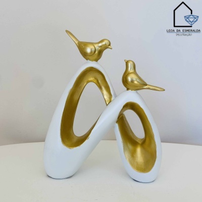 Escultura decorativa branca e dourada com dois pássaros