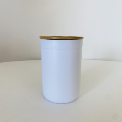 Frasco branco com tampa de madeira em superfície branca