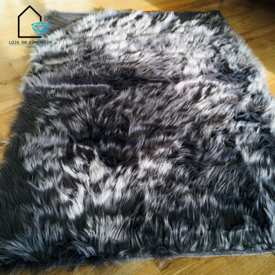 Tapete de pelo falso cinzento em chão de madeira clara com logo 'LOJA DA ESMERALDA'