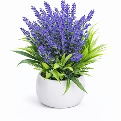 Arranjo de flores artificiais roxas e verdes em vaso branco