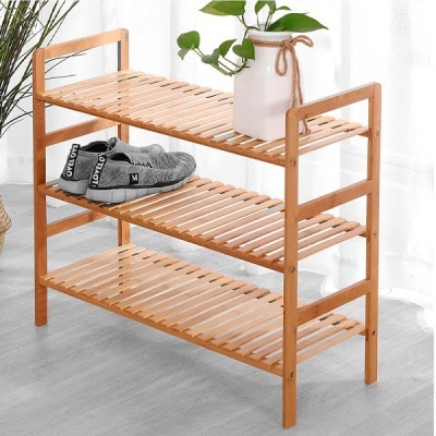 Estante organizadora de madeira com sapatos e planta