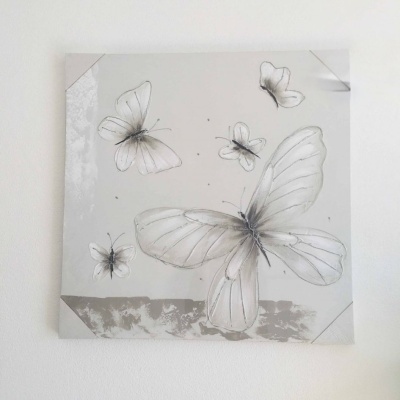 Pintura com desenho de borboletas em cinza e branco