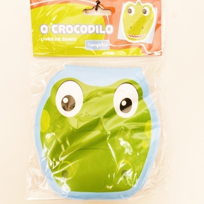 Livro de banho 'O CROCÓDILO' com capa de crocodilo verde em embalagem plástica