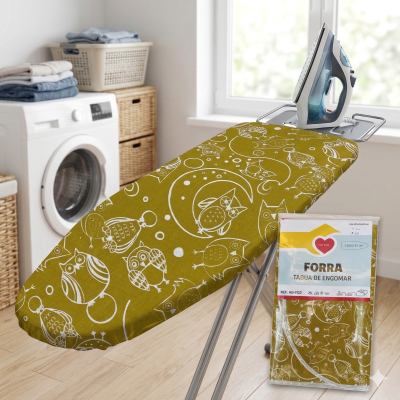 Tábua de engomar com capa de coruja amarelo-oliva, ferro de engomar e embalagem do produto