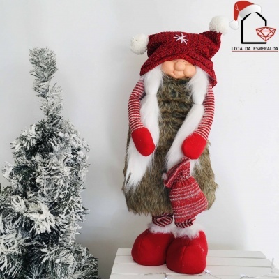 Duende decorativo de Natal com árvore ao lado e logo da loja
