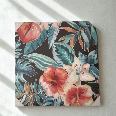 Quadro floral colorido em fundo preto pendurado numa parede branca