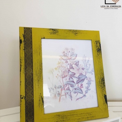 moldura fotográfica amarela rústica com ilustração de plantas