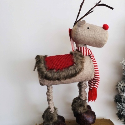 Figura decorativa de rena de tecido com acessórios natalícios