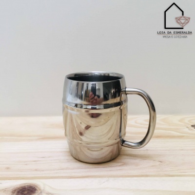 Caneca metálica brilhante sobre mesa de madeira com logotipo ao fundo