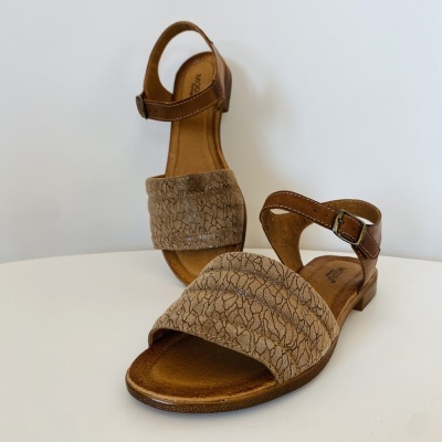 Sandálias castanhas com tira larga texturada e fivela ajustável