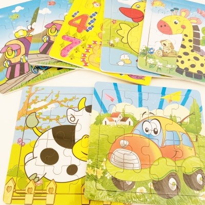 Puzzles infantis de madeira com diversas ilustrações coloridas