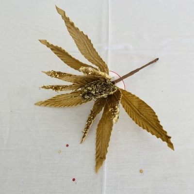 Folha decorativa castanha com glitter dourado sobre fundo branco