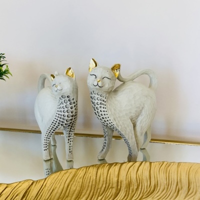 Esculturas de gatos decorativos em madeira branca com detalhes dourados