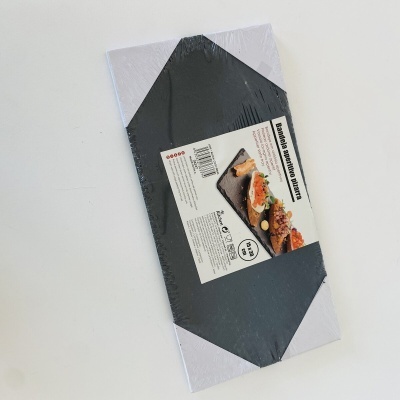 Tabuleiro aperitivo preto embalado com etiqueta branca