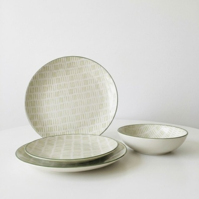Conjunto de loiça cerâmica branca com padrão e borda verde