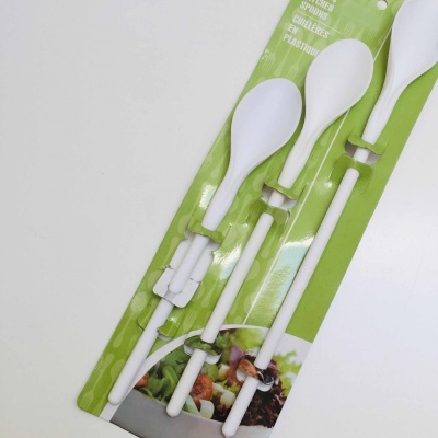 Conjunto de 3 colheres de plástico brancas em embalagem verde com imagem de salada