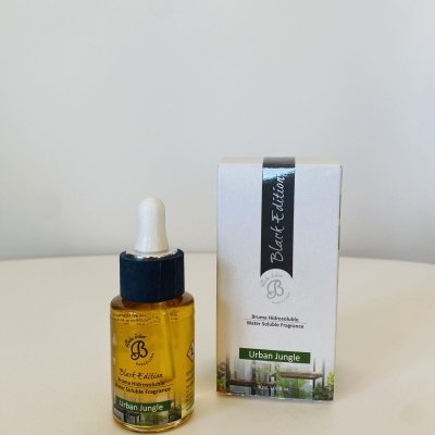 Frasco de fragrância líquida e embalagem com texto Urban Jungle