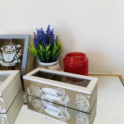 Caixa decorativa em bege e branco com tampa de vidro