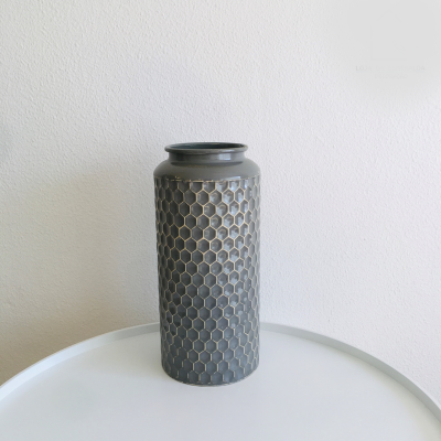 Vaso cilíndrico de cerâmica cinzenta com padrão hexagonal dourado