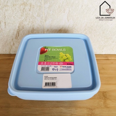 Recipiente quadrado azul claro de plástico com tampa e etiqueta colorida, sobre mesa de madeira